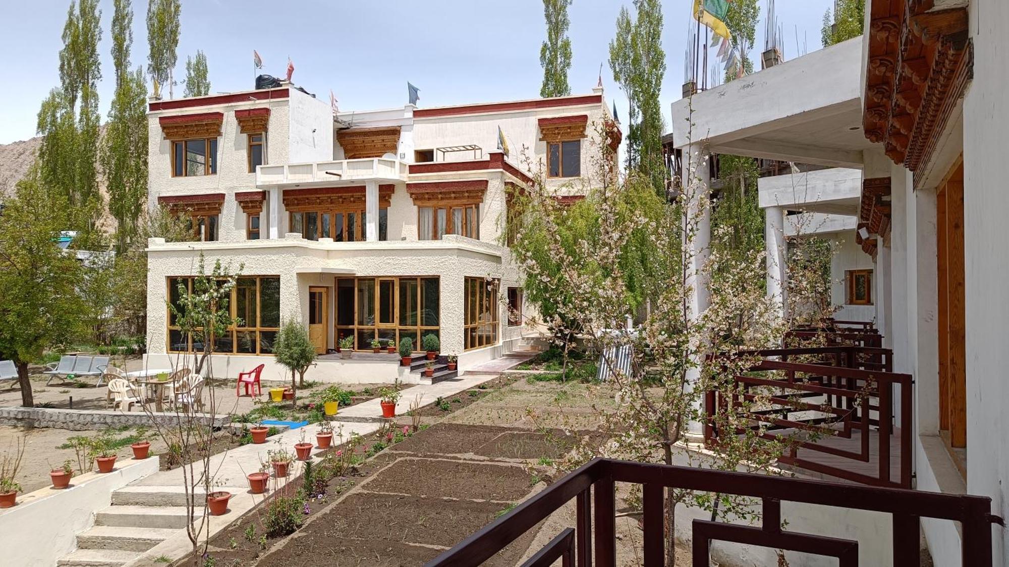 Niri-La Guest House Лех Экстерьер фото